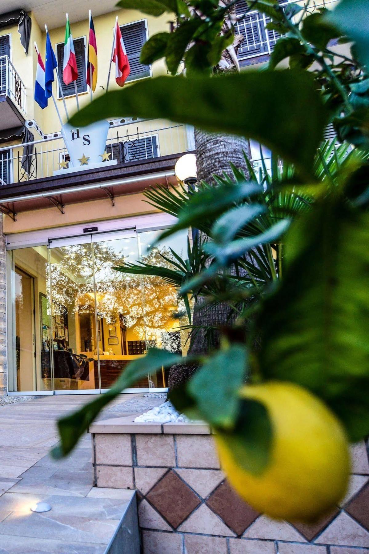 Hotel Sorriso Тосколано Мадерно Екстериор снимка