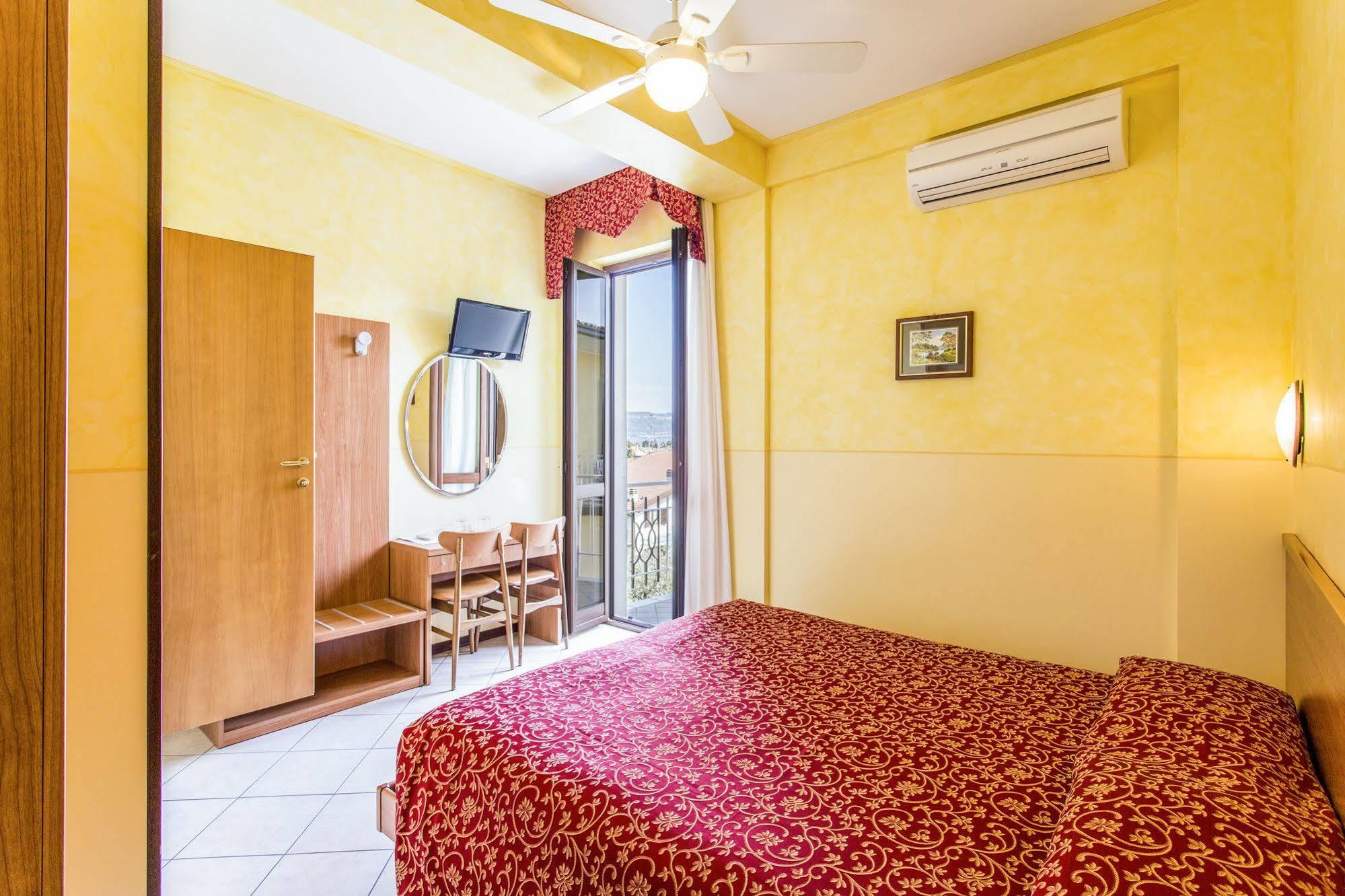 Hotel Sorriso Тосколано Мадерно Екстериор снимка