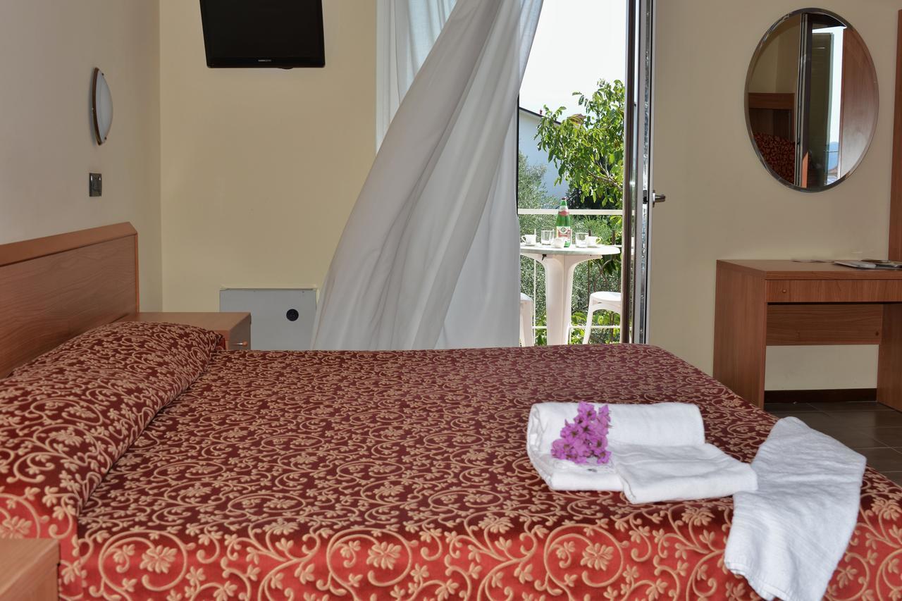 Hotel Sorriso Тосколано Мадерно Екстериор снимка